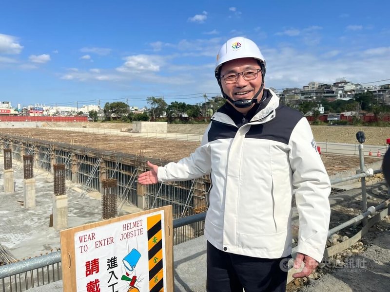 新北市水利局指出，東門溪水系跨越新北鶯歌及桃園八德，為使兩市民眾遠離淹水夢魘，辦理「東門溪排水改善暨鳳鳴滯洪池工程」，新北市長侯友宜17日前往視察工程進度。中央社記者趙敏雅攝  114年1月17日