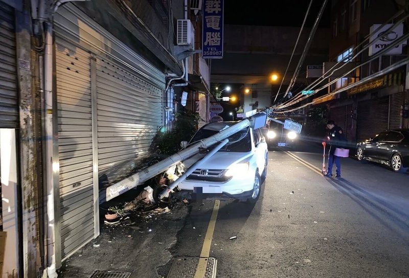 苗栗市光復路17日清晨發生自小客車自撞燈桿事故，警方調查廖姓男子與友人聚會通宵飲酒，欲駕車返家途中失控撞斷路燈電桿，警詢後依公共危險罪嫌送辦。（民眾提供）中央社記者管瑞平傳真  114年1月17日