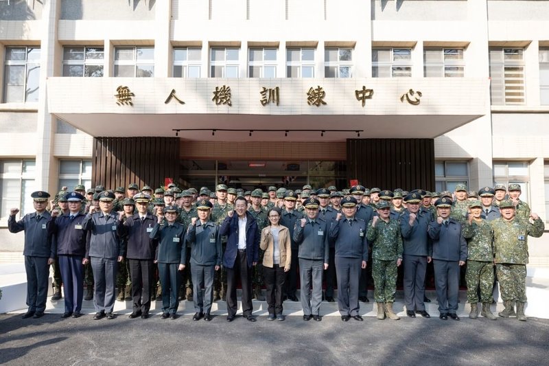 副總統蕭美琴（前中）17日到台南勗勉陸軍無人機訓練中心，期勉在大家共同努力下，強化整體防衛能量，與國際最先進技術接軌。（總統府提供）中央社記者溫貴香傳真  114年1月17日