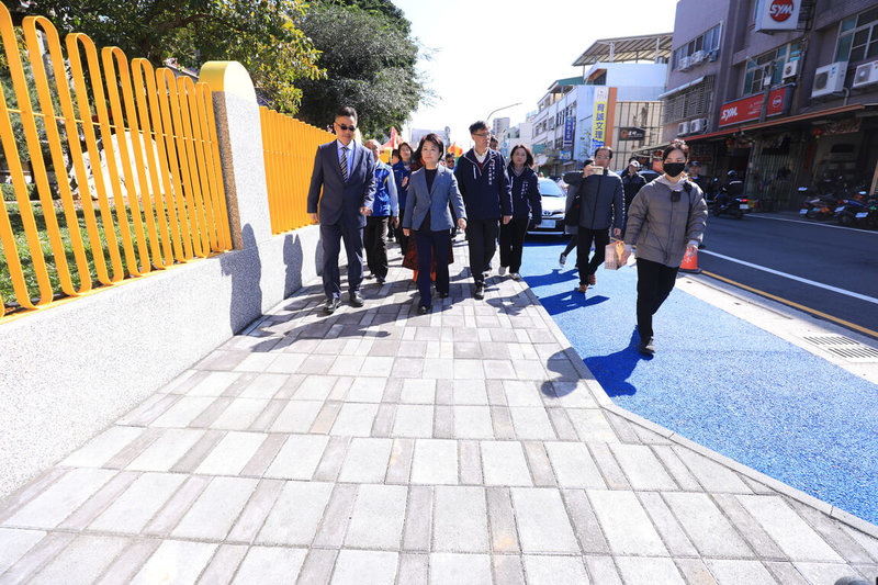 台中市后里區內埔國小內埔非營利幼兒園暨人行道改善工程落成典禮17日上午舉行，市長盧秀燕（前左2）前往視察。中央社記者趙麗妍攝  114年1月17日