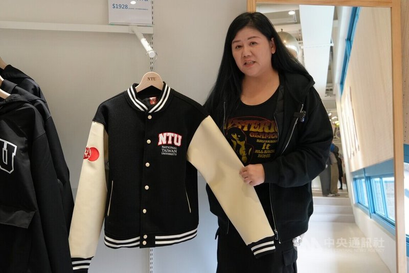 台灣大學整修新生南路側門的「新月台」並新設紀念用品店與咖啡廳,台大紀念品籌備辦公室執行長陳玉慧(圖)17日表示,目前陸續開發文創商品,其中台大百歲紀念棒球外套開賣就被「秒殺」,現在只能預購。中央社記者陳至中攝 114年1月17日