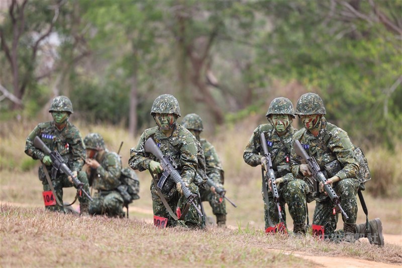 國防部指出，陸軍2226梯次役男自18日起陸續退伍。圖為陸軍2226梯役男113年3月20日於成功嶺進行新訓期末鑑測。 （中央社檔案照片）