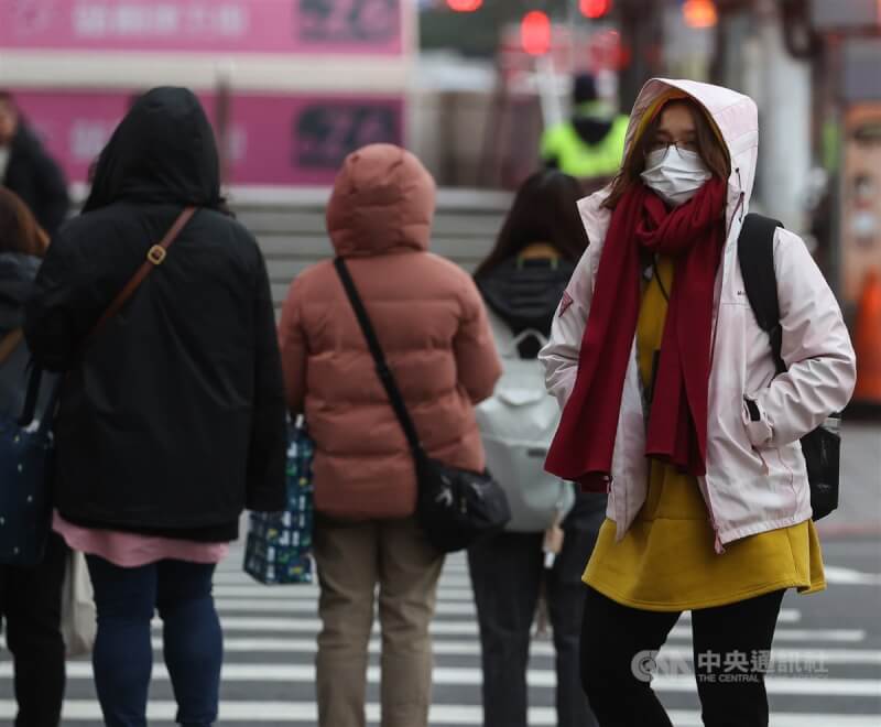 圖為台北市中正區民眾穿外套、戴圍巾與帽子加強保暖。（中央社檔案照片）