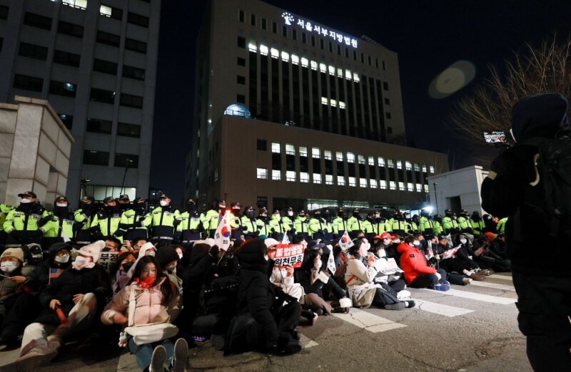 韓國總統尹錫悅的支持者17日坐在首爾西區地方法院抗議。（韓聯社）