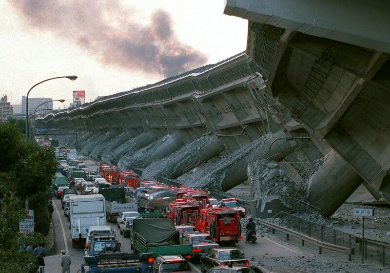 1995年1月17日阪神大地震，阪神高速公路神戶線大規模倒塌。（共同社）