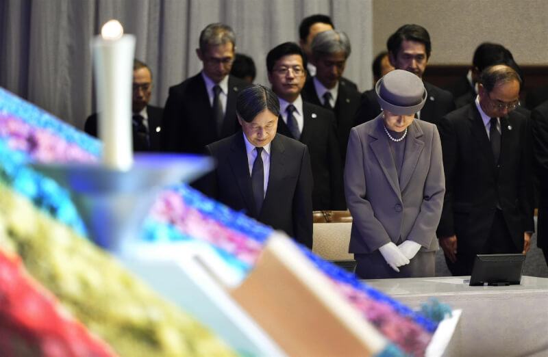 日本阪神大地震30週年,日皇德仁(前左)和皇后雅子(前右)17日出席兵庫縣神戶市追悼儀式。(共同社)