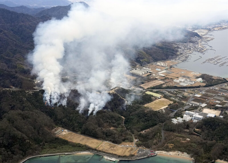 日本廣島縣江田島市的海上自衛隊靶場17日進行爆破訓練引發山火，火勢延燒到附近山區。（共同社）