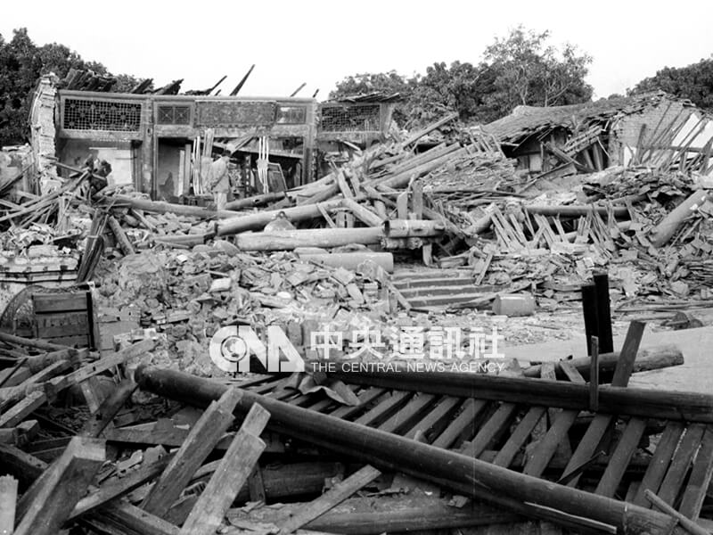 白河大地震造成106人死亡，650人輕重傷，房屋倒塌1萬間。圖為地震災害最嚴重的台南縣白河鎮房屋坍塌的慘狀。中央社攝　53年1月20日