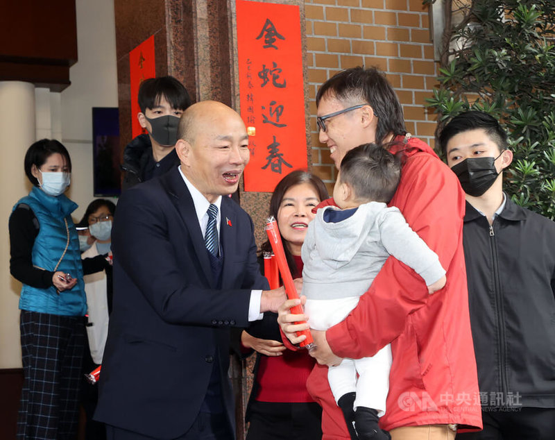 立法院長韓國瑜（前左）17日在立法院正門發放600份「金蛇迎春」簽名春聯，「金蛇」諧音「精神」，希望大家在迎接象徵充滿希望與轉機的金蛇年時，都能精神奕奕、幸福安康。中央社記者郭日曉攝　114年1月17日