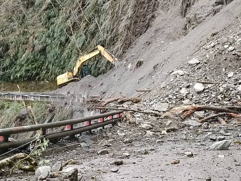 南橫公路海端鄉栗園段18日上午發生邊坡坍方，雙向道路中斷，關山工務段派遣廠商機具辦理搶災作業，預計下午4時恢復正常通行。（公路局提供）中央社記者盧太城台東傳真  114年1月18日