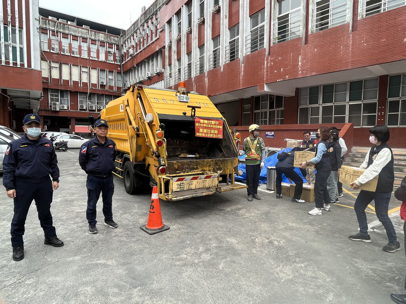 高雄市政府警察局刑事警察大隊14日跨局協請環保局等單位辦理毒品銷毀工作,指派政風、督察人員全程監督查核,並由刑警大隊、保安大隊等單位派員全程戒護及錄影,至全批證物載運至焚化爐銷毀為止。(高雄市政府警察局刑事警察大隊提供)中央社記者張已亷傳真 114年1月18日