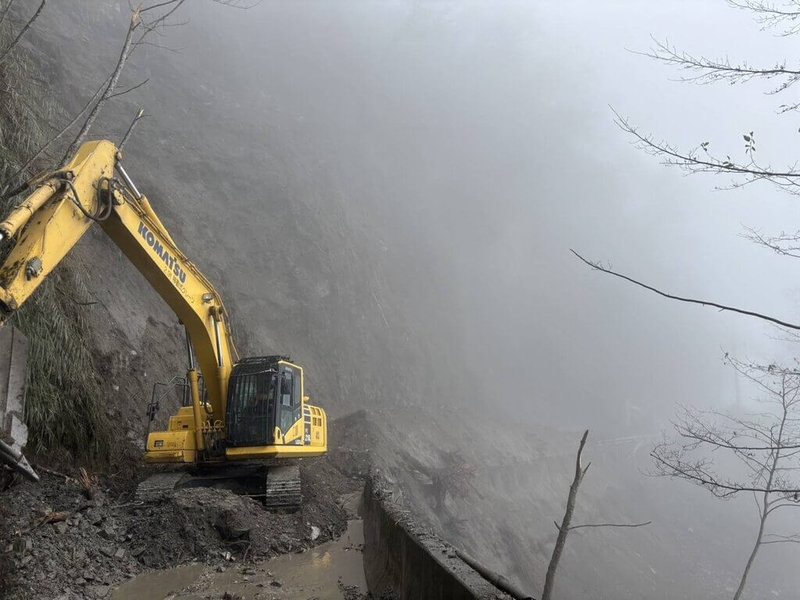 交通部公路局南區養護工程分局關山工務段18日指出，台東縣海端鄉台20線南橫公路栗園路段上午發生邊坡坍方，導致雙向交通中斷，關山工務段立即派遣廠商機具搶災，預計下午6時搶通。（公路局提供）中央社記者盧太城台東傳真  114年1月18日