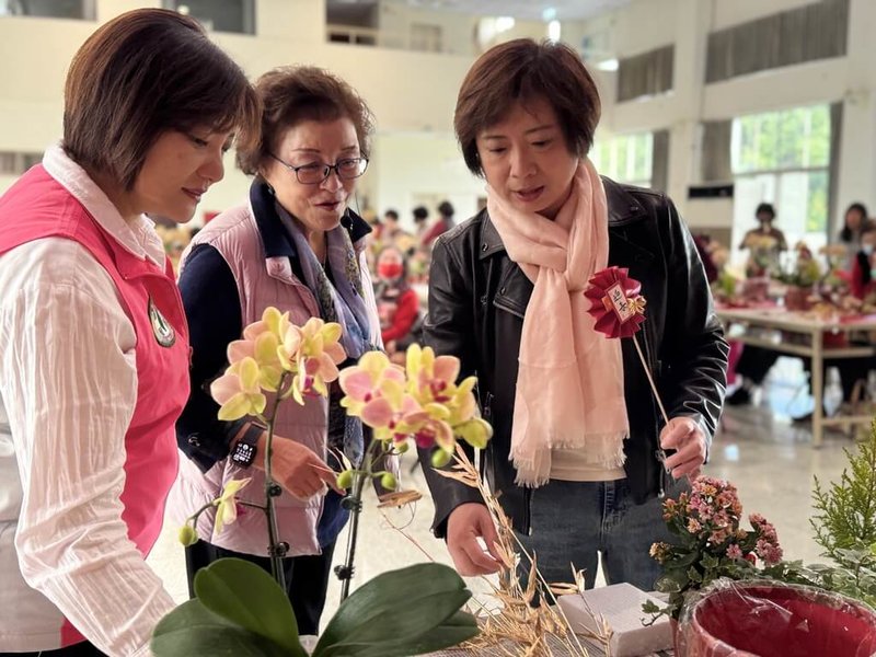 台中市水噹噹關懷協會18日在台中勞工服務中心大禮堂舉辦「盆栽組合DIY」活動，吸引民眾參加，民進黨立委何欣純（右）與市議員陳雅惠（左）也到場共襄盛舉。（陳雅惠提供）中央社記者郝雪卿傳真  114年1月18日