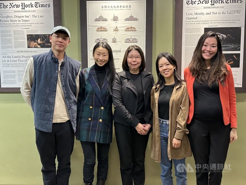 出席「國際表演藝術協會」年會的林智偉(左起)、許慈茵、紐文中心主任張惠君、羅尹如與陳玟臻在記者會後合影。中央社記者廖漢原紐約攝 114年1月18日