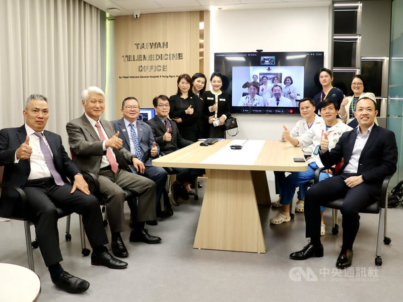 「臺灣遠距醫療產業辦公室」17日在越南河內市揭牌，左起依序為越南台灣事務委員會秘書長阮側柏、駐越南代表石瑞琦、僑務委員洪志華、台北榮總國際醫療中心主任劉君恕及紅玉集團總經理阮玉龍（右1）。中央社記者陳家倫河內攝  114年1月18日