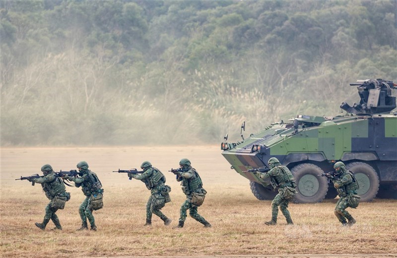 面對多項建軍預算遭刪凍，國防部18日呼籲理性監督，共同捍衛自由民主與家園安全。圖為陸軍7日在新竹湖口進行實戰化「重要目標應援作戰」演練。（中央社檔案照片）