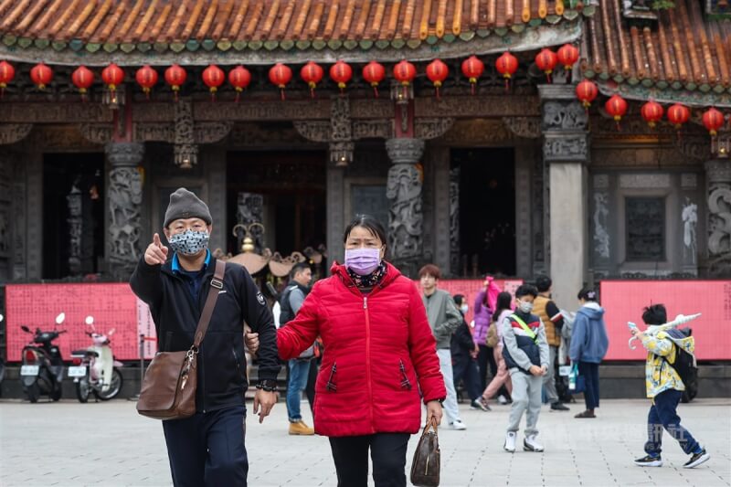 民眾穿著厚外套在新北三峽祖師廟旁逛街。（中央社檔案照片）