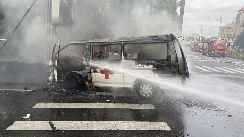 彰化員林76快速道路橋下18日下午發生1輛民間救護車與機車交通事故，救護車起火爆炸，車上2人自行脫困，女騎士當場無呼吸心跳送醫急救。（民眾提供）中央社記者鄭維真傳真  114年1月18日