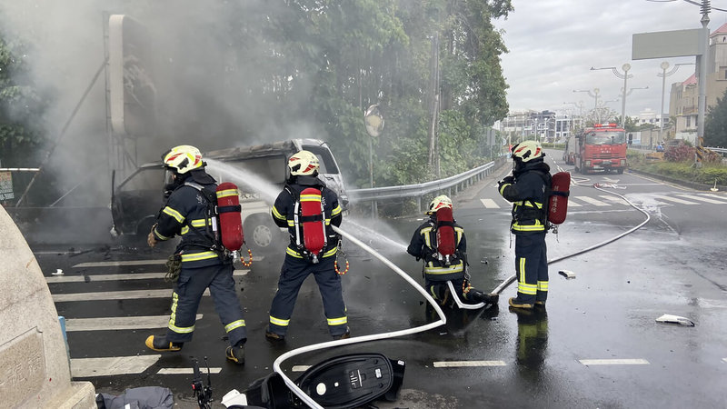 彰化縣員林市員集路、萬年路交叉路口18日發生民間救護車與機車碰撞事故，機車騎士送醫不治，救護車正副駕駛受傷、自行脫困；救護車在撞擊後起火爆炸，消防獲報到場灌救。（民眾提供）中央社記者鄭維真傳真  114年1月18日