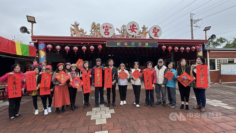 台東縣鹿野鄉永安聖安宮香火鼎盛,18日邀請書法家寫春聯贈送給村民。中央社記者盧太城台東攝 114年1月18日