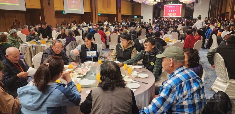 台電尖山發電廠關懷澎湖獨居清寒長者，繼日前採買年貨活動後，18日再推圍爐餐會，邀請湖西鄉200多名獨居、清寒長者提前團聚圍爐，場面熱鬧。中央社  114年1月18日