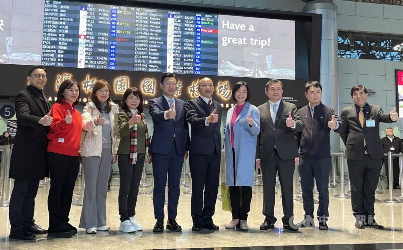 美國候任總統川普（Donald Trump）即將舉行就職典禮，台灣由立法院長韓國瑜（右5）率領跨黨派立委慶賀代表團赴美參與，18日代表團啟程前在桃園機場比讚留影。中央社記者葉臻攝 114年1月18日