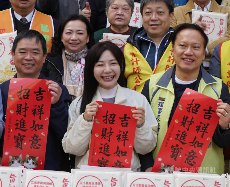 民進黨立委吳沛憶（前中）與台北市會計師公會18日在台灣基督長老教會艋舺教會舉辦白米愛心捐贈儀式，她接受媒體訪問時表示，藍白立委刪除中央總預算，行政院及中央各部會是負責任且盡責向國人說明相關總預算的花費及用途，民眾本來就有權利知道公帑用途。中央社記者劉建邦攝  114年1月18日