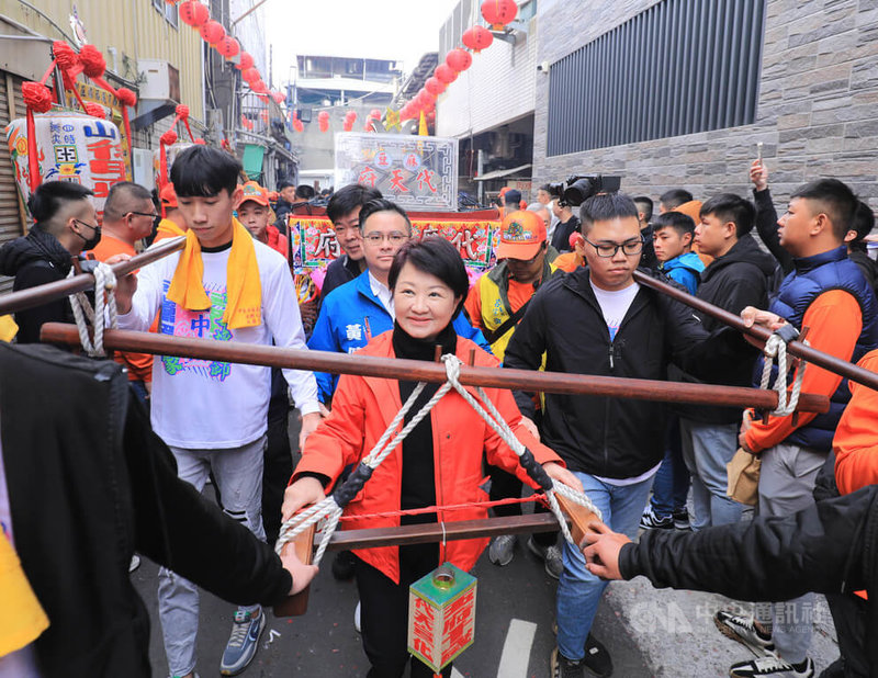 台中市長盧秀燕（前中）18日出席保安宮75週年祈安遶境大典，扶轎恭送神明起駕出巡。中央社記者郝雪卿攝 114年1月18日