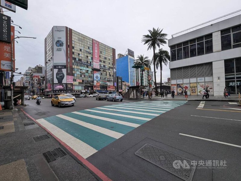 基隆市因多數行穿線緊貼路口，易造成車輛轉彎時，駕駛視線被A柱遮擋發生事故，議員提議將行穿線退縮距路口數公尺，加強行人安全。市府19日表示，已完成仁二路和愛三路口（圖）等共6處路口改善。中央社記者王朝鈺攝  114年1月19日