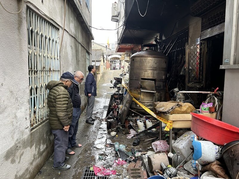 台中市沙鹿區星河路一處民宅19日發生火警，造成2死3傷，沙鹿區長張世祺（後）重返火災現場勘查，並協助安排家屬到旅館安置。（市府提供）中央社記者趙麗妍傳真  114年1月19日