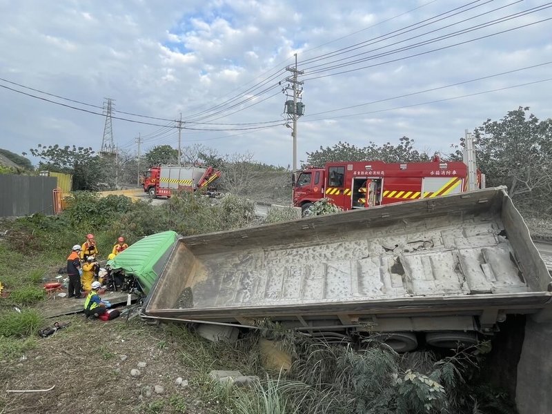 屏東縣里港鄉防汛道路19日下午2輛砂石車會車時，疑似發生擦撞，導致其中1輛掉落堤防，警消獲報馳援，但駕駛已死亡。（里港警分局提供）中央社記者李卉婷傳真  114年1月19日