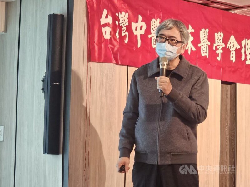 台灣中醫臨床醫學會常務理事曹偉（圖）19日出席研討會，分享「早發性卵巢早衰中醫治療優勢」，指出早發性卵巢衰竭在中醫古籍文獻早已記載，包含明朝成書的景岳全書婦人規等都有提到，可歸屬於中醫的閉經、不孕、血枯範疇。中央社記者陳婕翎攝  114年1月19日