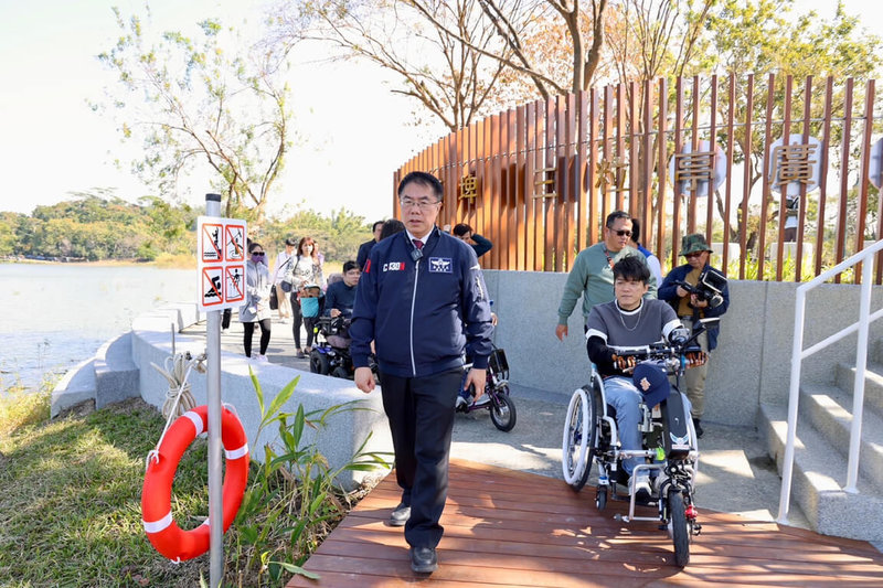 台南市政府於新化虎頭埤風景區打造「虎埤泛月」生態遊憩設施及露營區，市長黃偉哲（前左）19日到場體驗新設施。（台南市政府提供）中央社記者楊思瑞台南傳真  114年1月19日