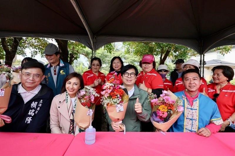 美濃花海今年以「蛇來蛇趣，來去美濃尞」為主題，4大花區融入多樣裝置藝術，高雄市長陳其邁（前右2）、民進黨立委邱議瑩（前左2）、許智傑（前右1）、賴瑞隆（前左1）等人19日到美濃區出席開園儀式，體驗手作花束並為花季揭開序幕。（高雄市政府提供）中央社記者張已亷傳真  114年1月19日