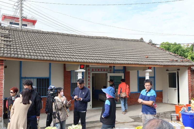 社團法人台灣善種子義工團協助雲林弱勢家庭住屋修繕，18日動員近百人，1天內翻新日治時期破舊木造屋舍。中央社記者蔡智明攝  114年1月19日