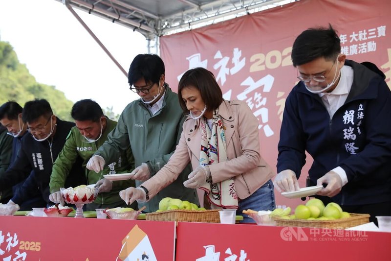 高雄市長陳其邁（右3）與民進黨立委邱議瑩（右2）、許智傑（右4）、賴瑞隆（右1）等19日在觀音山翠屏岩大覺寺前廣場出席「114年大社三寶意象推廣活動」，體驗「棗樂牛奶炒冰」。中央社記者張已亷攝  114年1月19日