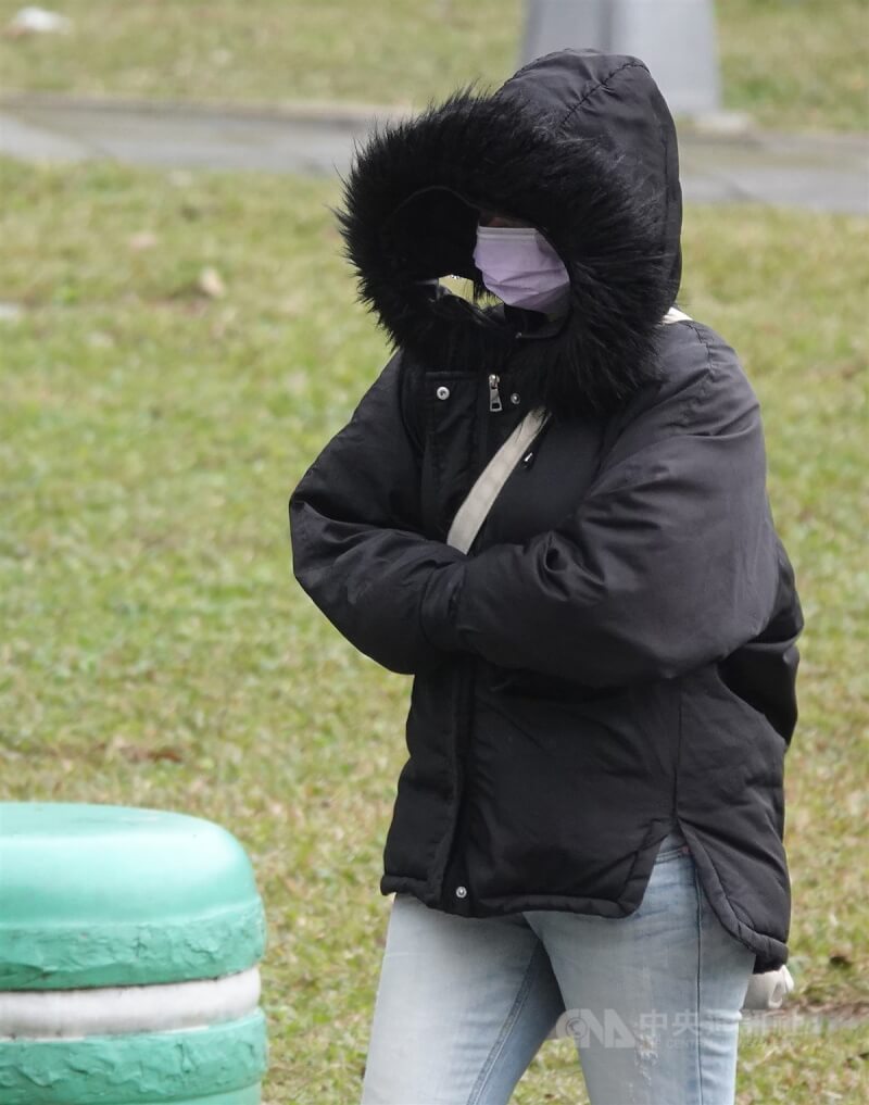 中央氣象署表示，19日北部及東北部天氣偏涼，其他地區早晚也涼，各地早晚低溫攝氏14至16度，白天北台灣高溫約18、19度。圖為台北市南港區，民眾全身包緊緊，將手插在衣袖內保暖。中央社記者鄭傑文攝 114年1月19日