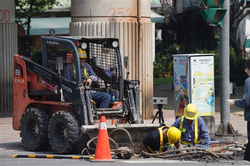 台北市長蔣萬安要求局處，將對市民及用路人造成不便的社會成本，納入道路挖掘申請單位須繳納的規費中。（中央社檔案照片）