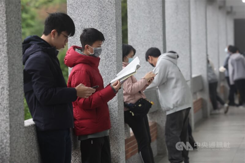 114學年度學科能力測驗19日舉行第2天考試，考生如穿戴連帽衣服，或使用耳塞、口罩、手套、圍巾、非電子式傳統型暖暖包等，須配合監試人員檢查，以進試場後不影響辨識面貌為原則。中央社記者吳家昇攝　114年1月19日