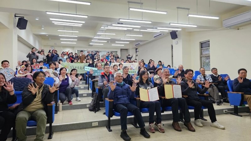 台灣千里步道協會與中華民國生態專業技術服務商業同業公會19日簽訂「生態專業協力手作步道合作備忘錄」，將共同發展步道學課程與步道師專業人力培訓與認證。（台灣千里步道協會提供）中央社記者楊淑閔傳真  114年1月19日