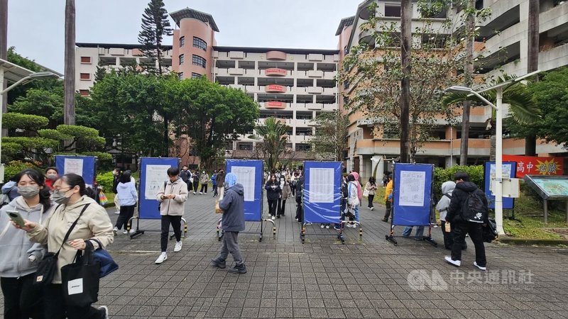 114學年度學科能力測驗19日舉行第2天考試，第1節考英文。圖為新北市板橋高中考場，考試結束後考生步出試場。中央社記者王鴻國攝  114年1月19日