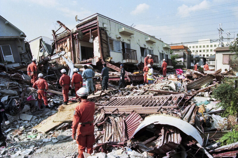 1995年1月17日阪神大地震死傷嚴重，1月20日兵庫縣蘆屋市人員在倒塌的房屋中進行搜救。（共同社）