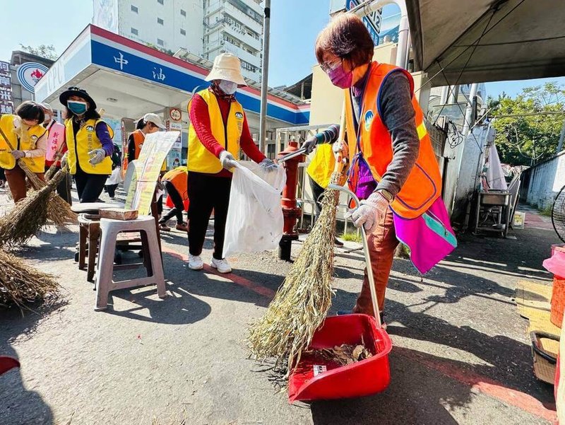 嘉義市環保局20日起展開為期7天的清潔週，環保志工、文化路店家及各企業代表共同清掃文化路街道，市府並提醒民眾落實垃圾分類與回收，打造整潔舒適的生活環境。  （嘉義市環保局提供）中央社記者姜宜菁傳真  114年1月20日