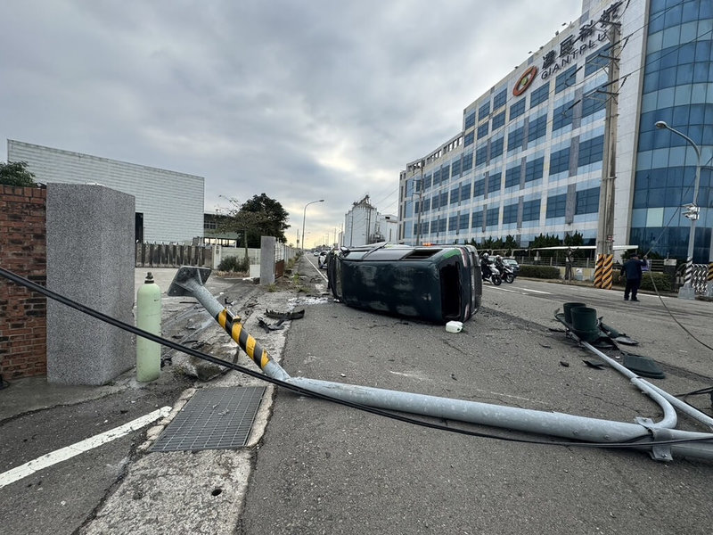 苗栗縣陳姓男子19日駕車返家，行經頭份市中華路時，不明原因自撞道路右側的行車管制號誌桿，造成車輛翻覆，連帶導致號誌桿也倒塌在路面。陳男受困車內，救出後送醫不治。（民眾提供）中央社記者管瑞平傳真  114年1月20日