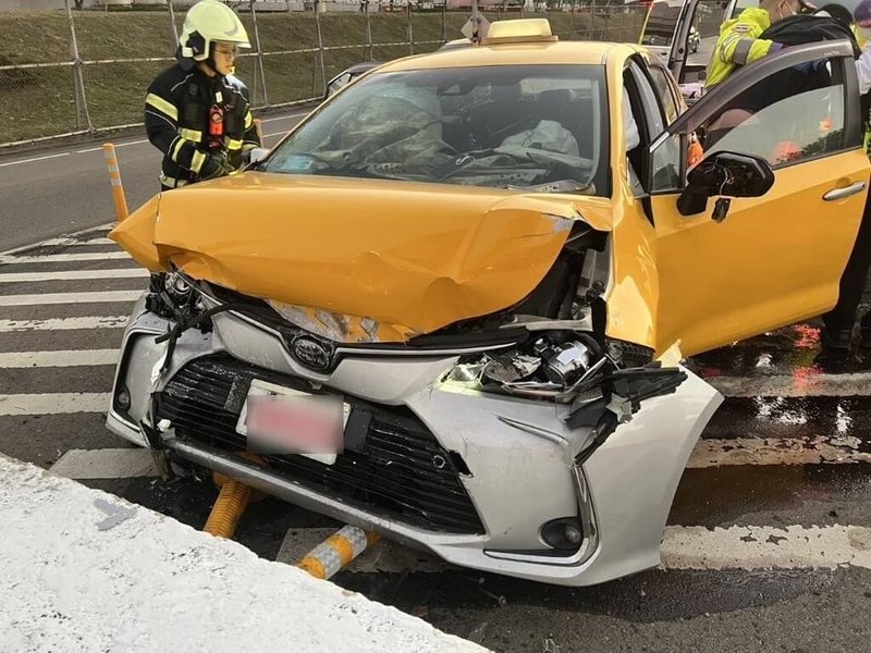 航空警察局表示，19日下午1輛計程車在桃園國際機場塔台路彎道處行進時撞擊分隔島，警方立即派遣交通事故處理小組處置，車內2人送醫治療。（航空警察局提供）中央社記者吳睿騏桃園機場傳真  114年1月20日