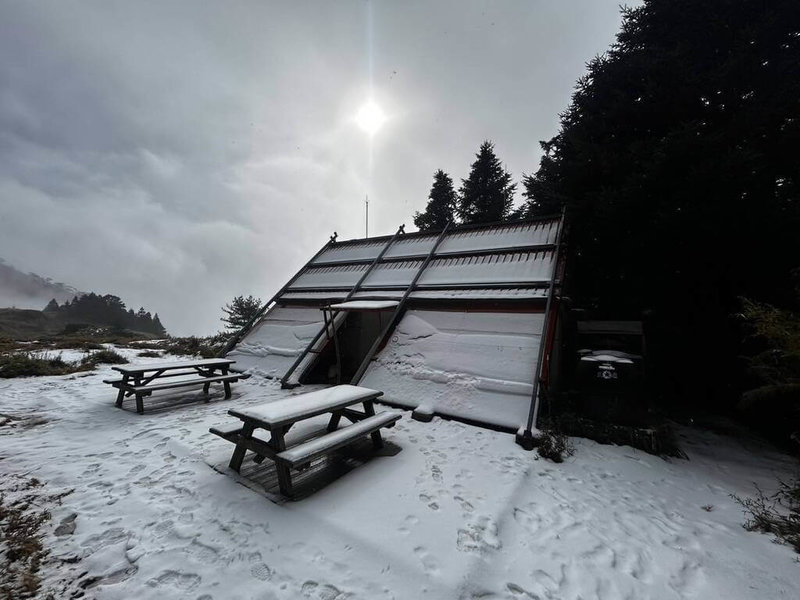 新達山屋宛如北國小鎮中被白雪覆蓋的小屋,充滿冬季異國風情。(雪霸登山協作黃崇勛提供)中央社記者管瑞平傳真 114年1月20日
