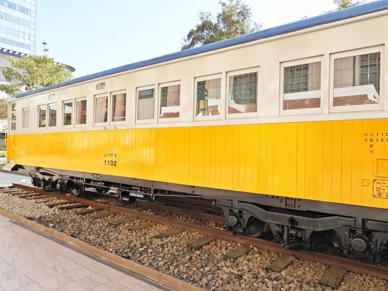 台鐵LDR2200型柴油客車,為早期台東線762毫米軌距時所使用的車輛,是當時花蓮往返台東間的運輸主力車型之一,被當地人稱作「黃皮仔」,20日起在台北車站東二門廣場展示。(台鐵提供)中央社記者汪淑芬傳真 114年1月20日