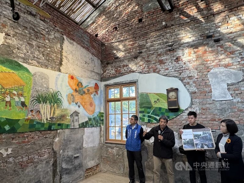 原本封閉幽暗的雲林縣建國二村，在中央與雲林縣府合作下重現眷村記憶；縣長張麗善（右）等人20日在建築師帶領下走讀眷村。中央社記者姜宜菁攝  114年1月20日