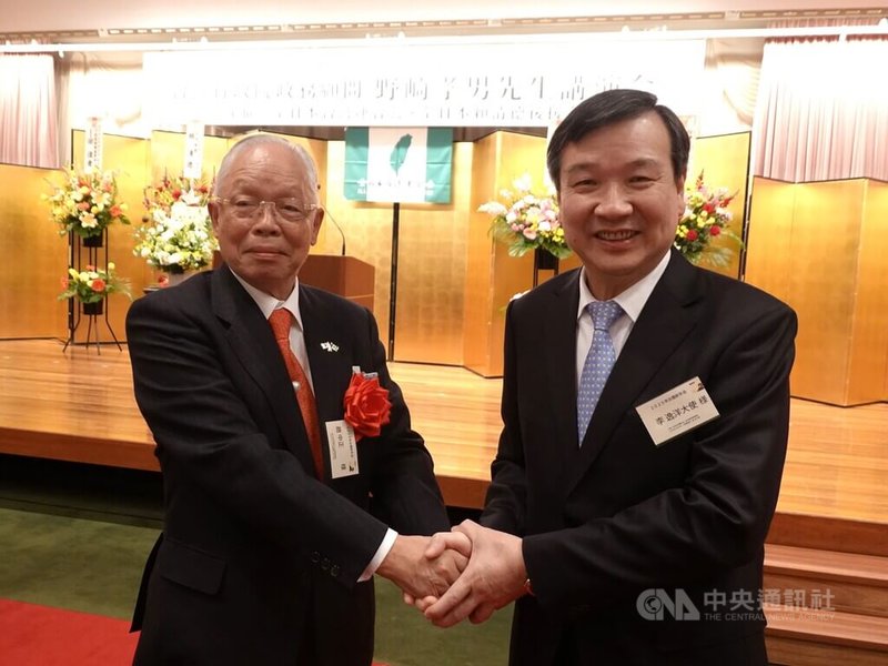 在日台僑團體「全日本台灣連合會」19日晚間在東京辦新年會，會長、國策顧問趙中正（左）致詞時表示，看到台灣國會亂象，讓旅居日本的台僑備感憂心。圖為趙中正與駐日代表李逸洋（右）合影。中央社記者楊明珠東京攝  114年1月20日