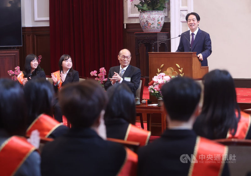 總統賴清德（後右）20日接見崇越論文大賞得獎學生，他致詞時表示，政府會持續推動高等教育深耕計畫、玉山學者計畫，並協助學校與產業共同開發課程，培育更多國家發展需要的人才。中央社記者鄭傑文攝  114年1月20日